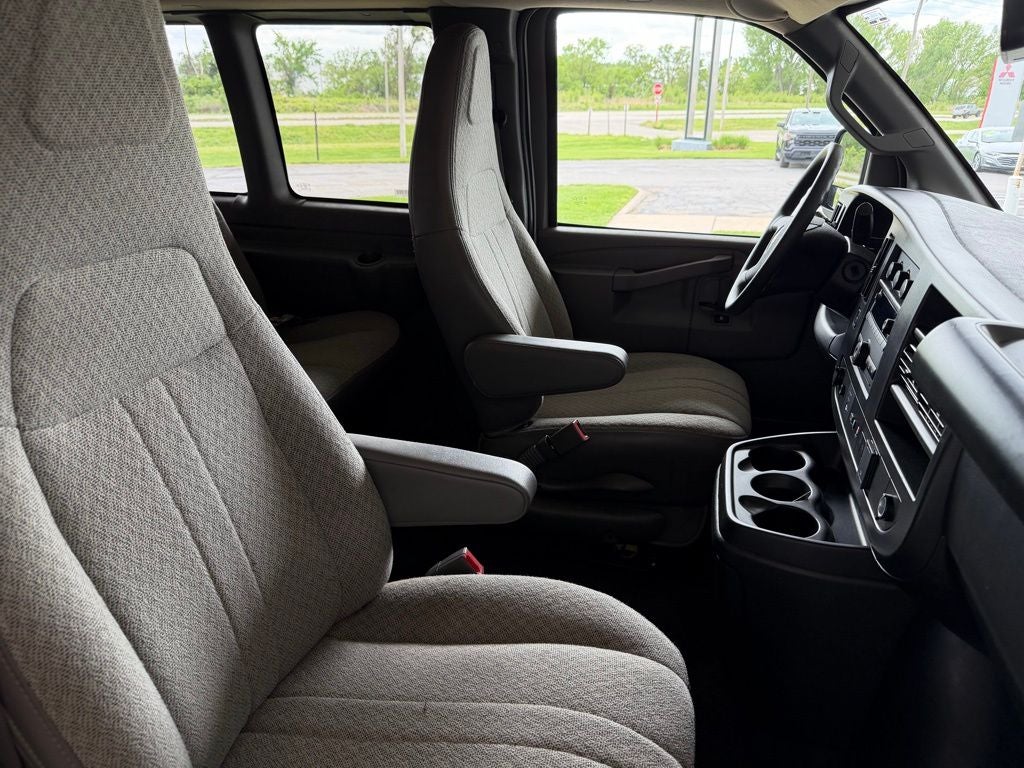 2025 Chevrolet Express Passenger LT Passenger