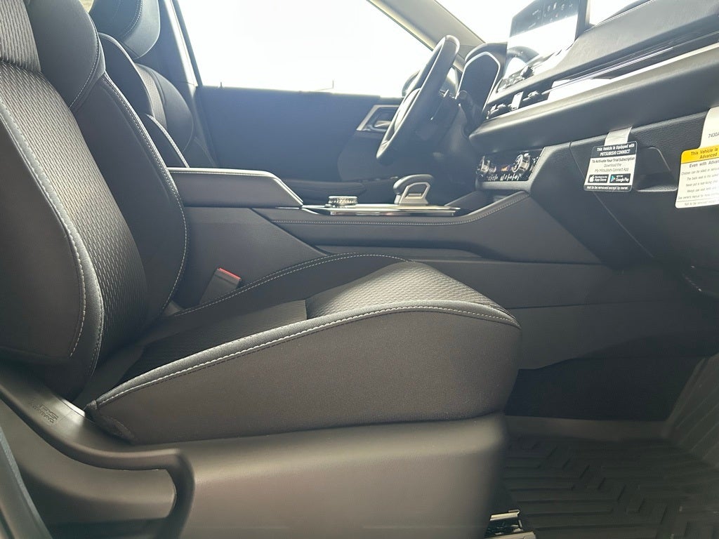 2025 Mitsubishi Outlander ES