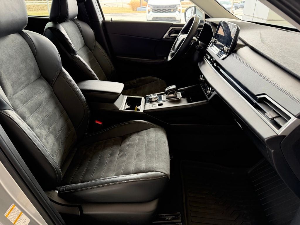 2022 Mitsubishi Outlander Base