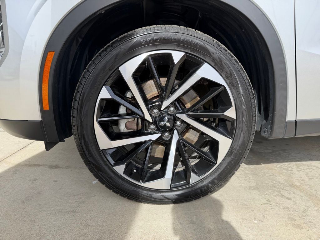 2022 Mitsubishi Outlander Base