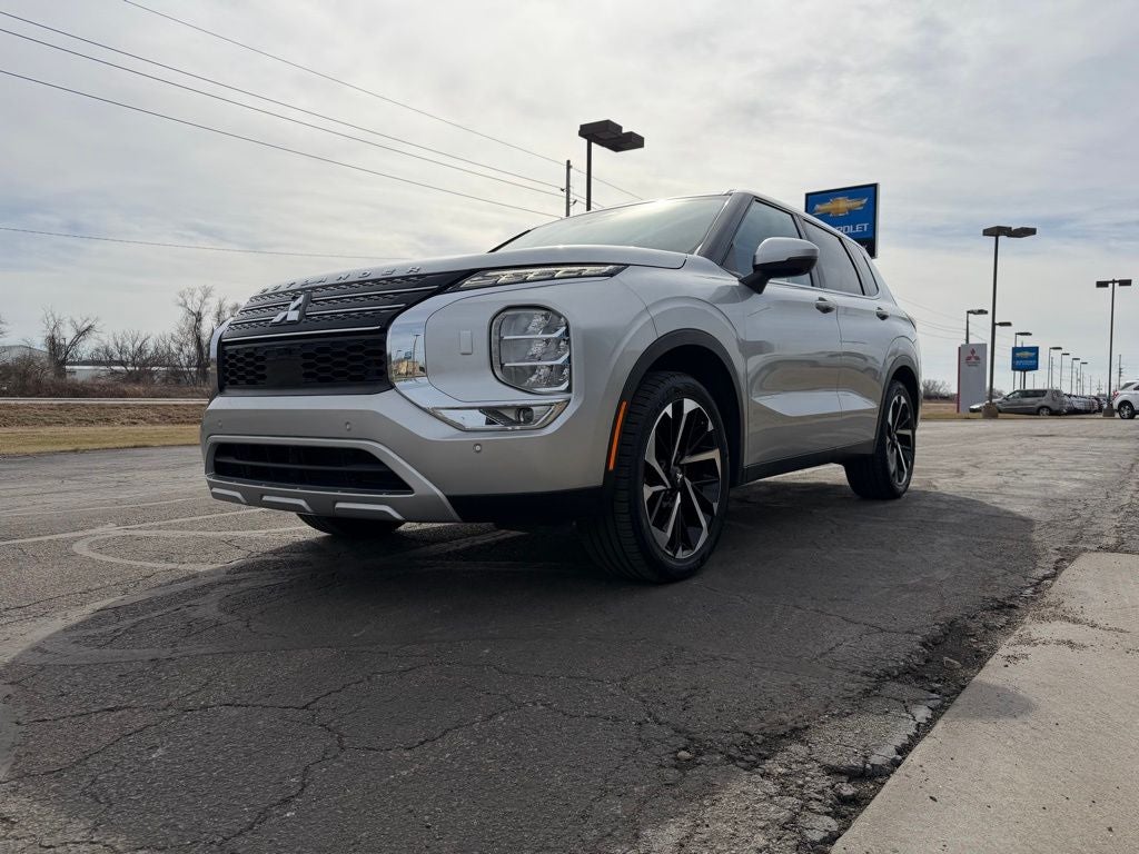 2022 Mitsubishi Outlander Base