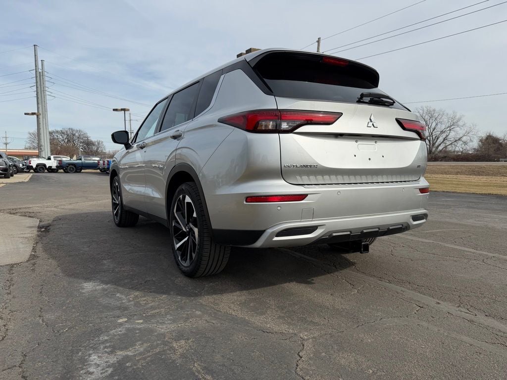 2022 Mitsubishi Outlander Base