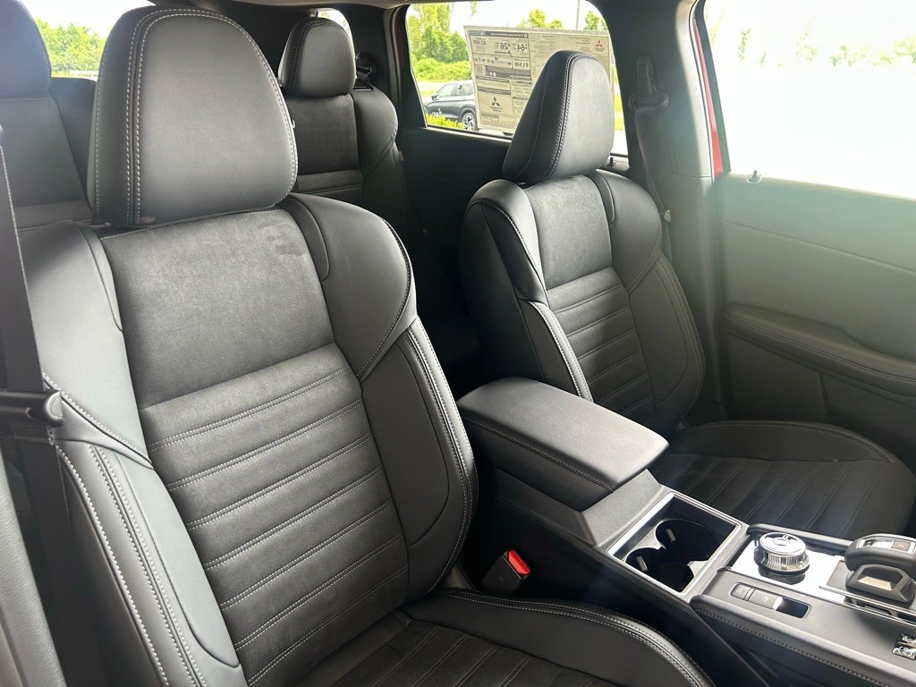 2025 Mitsubishi Outlander Plug-In Hybrid SE