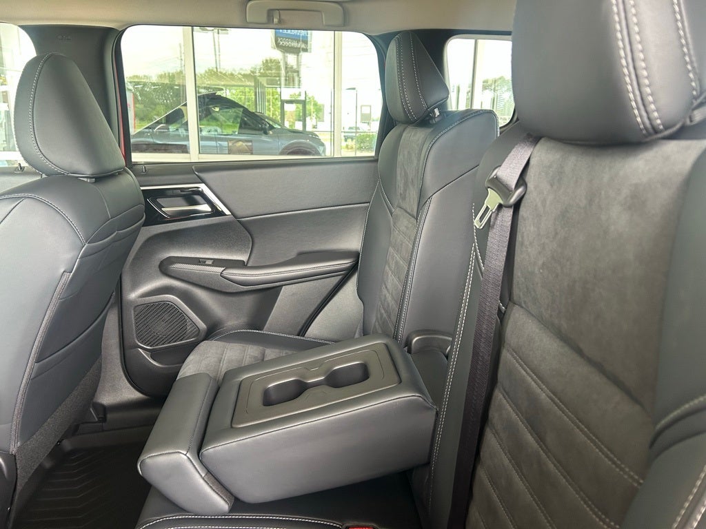 2025 Mitsubishi Outlander Plug-In Hybrid SE